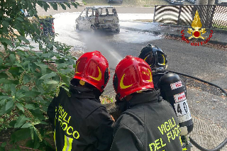 Ancona, auto a metano prende fuoco in via Geremia Fuà: intervento dei vigili del fuoco